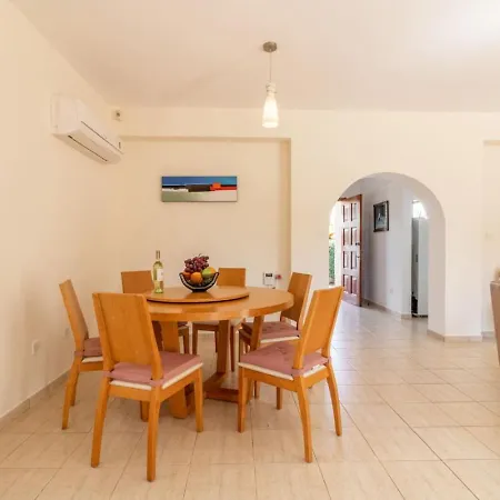 Matheos - Elegant 3-br Retreat Near Coralia 度假居