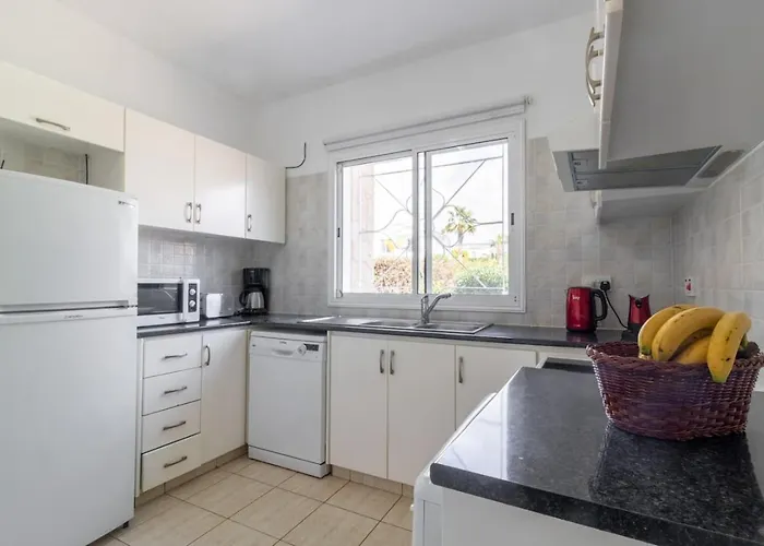 別荘 Matheos - Elegant 3-br Retreat Near Coralia