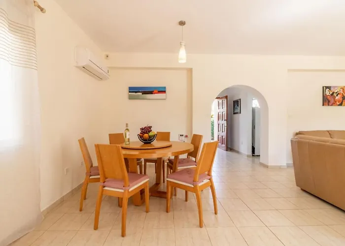 Matheos - Elegant 3-br Retreat Near Coralia 別荘