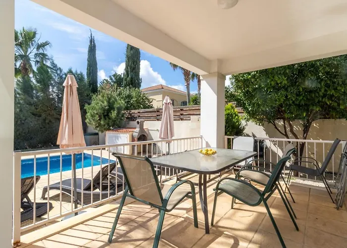 Matheos - Elegant 3-br Retreat Near Coralia 別荘