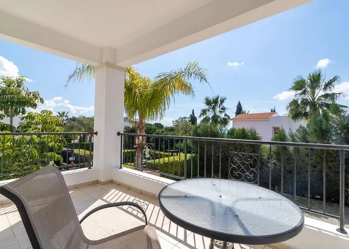 Casa vacanze Matheos - Elegant 3-br Retreat Near Coralia